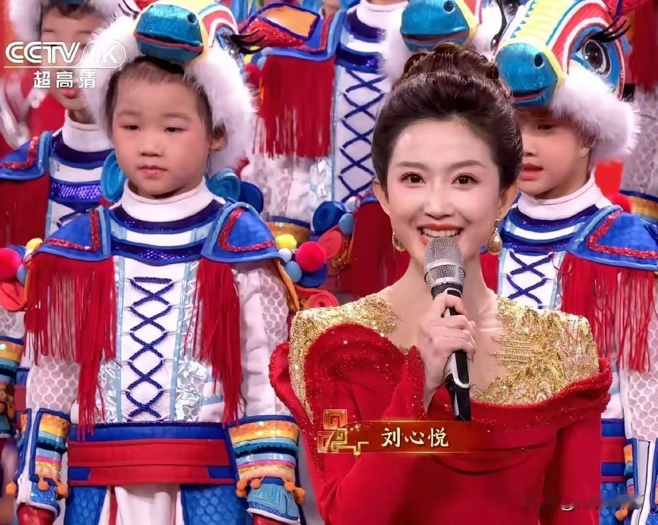 2026年春晚，我承认我肤浅了，全程光盯着刘心悦的脸看，结果被她的脑子圈了粉