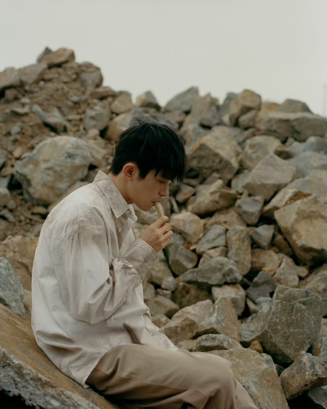 易烊千玺的全新EP《楔石》，是那种让人能安静下来的作品，不是因为它足够“热”，而