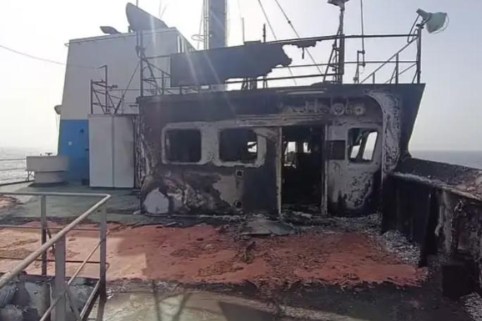 阿拉伯海突发惊魂一幕！中方货轮突遭导弹重击，火光冲天！巴铁战舰火速驰援，11名中