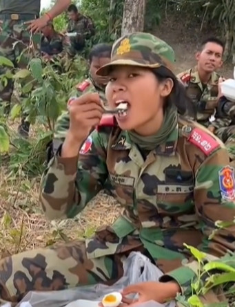咸鸭蛋配白米饭，就是一顿饭！泰国和柬埔寨已经停战，但是在前线的柬埔寨军队，仍然