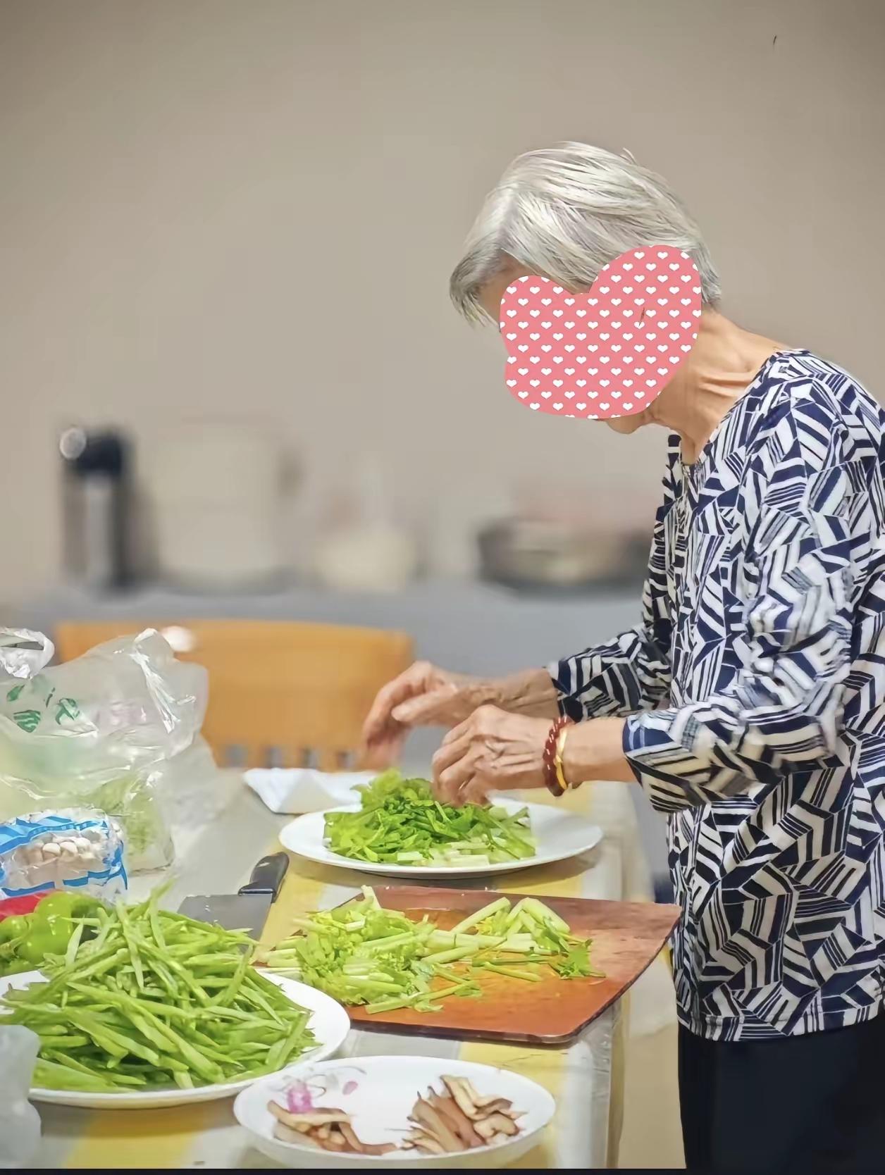 我婆婆今年78岁，有个奇怪的毛病，快50年了，一直改不掉。​​家里一天三顿