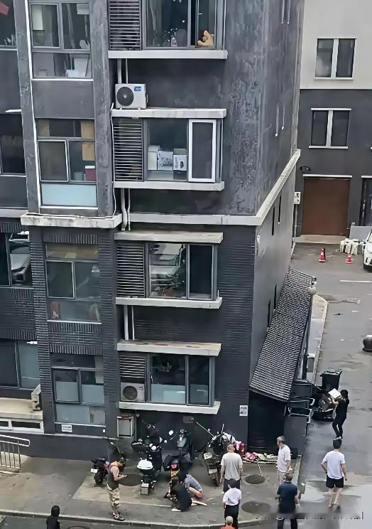 忍无可忍了，平顶山新娘跳楼后，一楼住户公平对媒体说要求赔偿。因为这栋小区还是