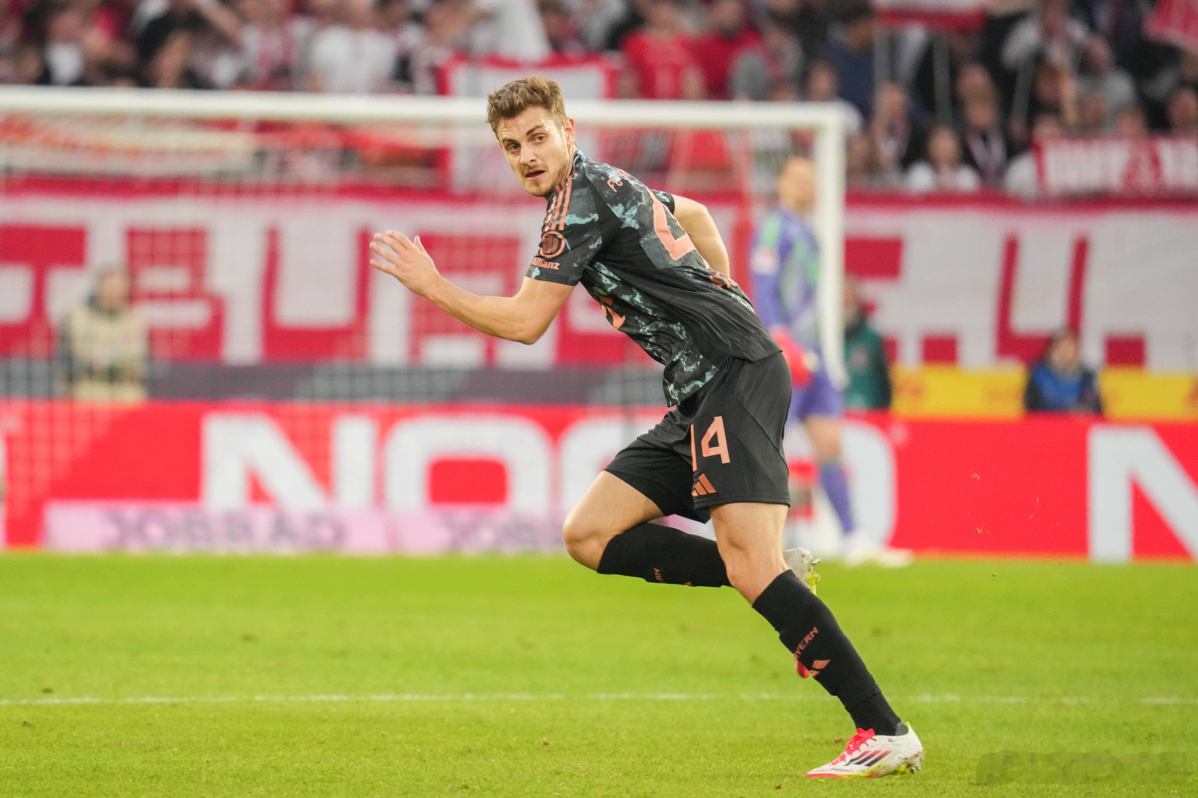 4月29日讯欧冠半决赛首回合比赛，拜仁客场4-5不敌巴黎，记者Christop