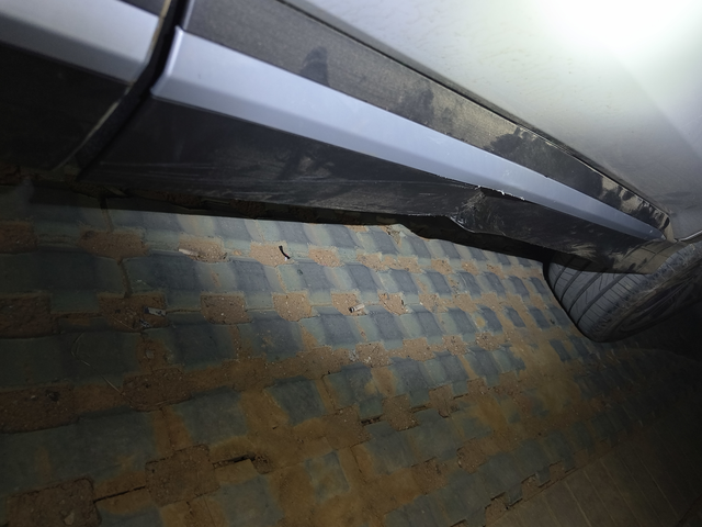 右前门裙板搞成这样，请问需要去4儿子店换吗，换这个多少钱