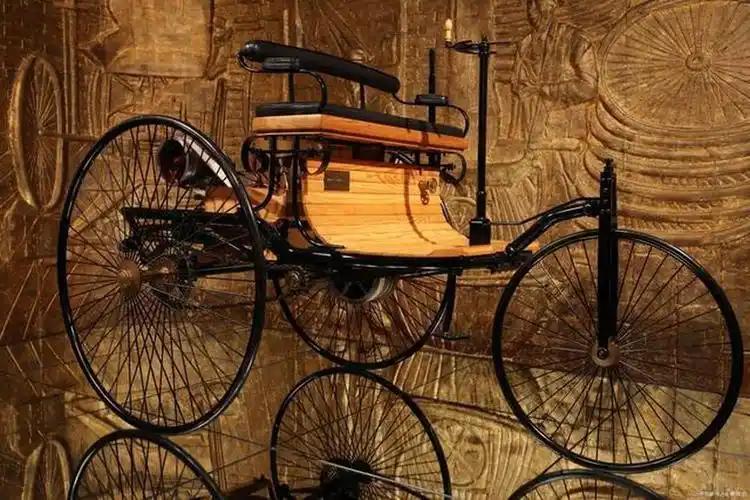 世界上第一辆汽车，长什么样子？很多60岁以上的老人也没见过说起来，现在咱