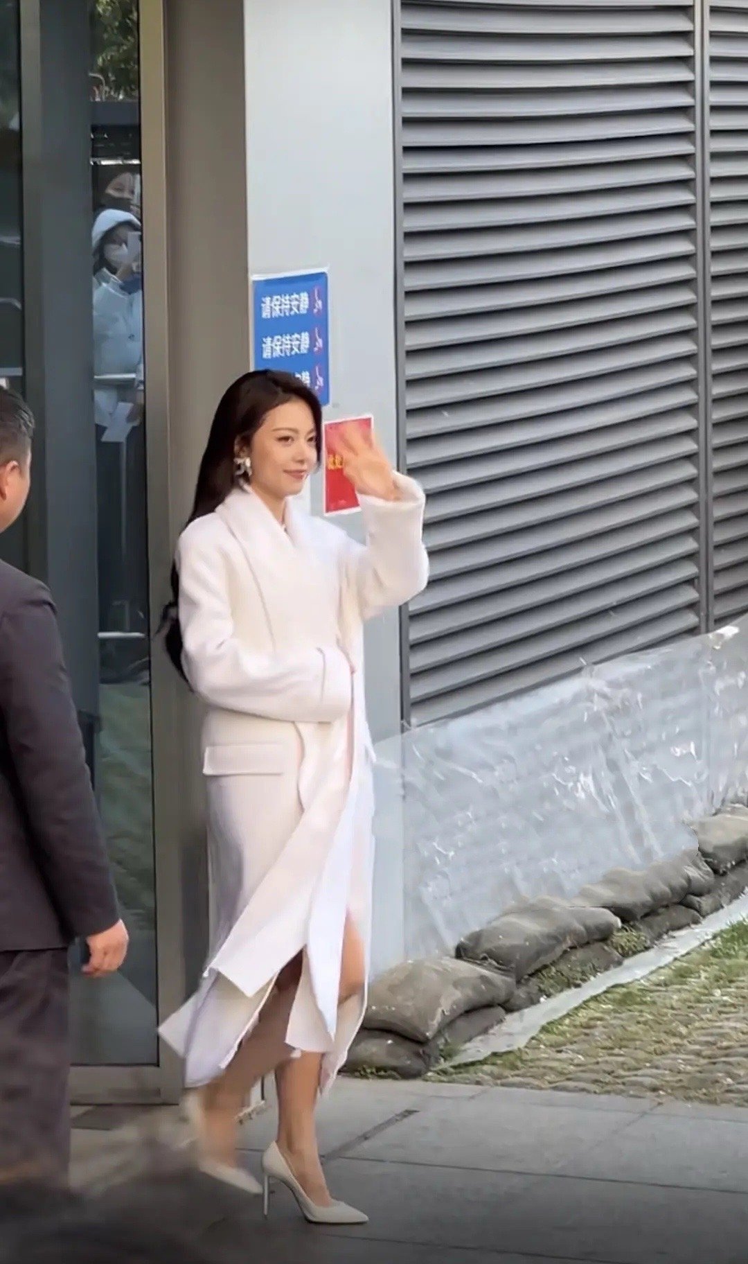 赵今麦为什么穿了那么高的细高跟，都还是觉得她比例好差