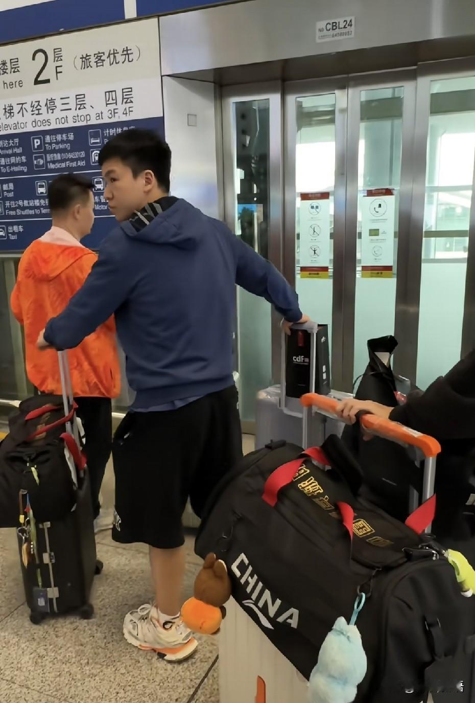 向鹏打完比赛就回北京了。在斯洛文尼亚打完比赛，向鹏、陈俊菘、德华、范姝涵、朱梓