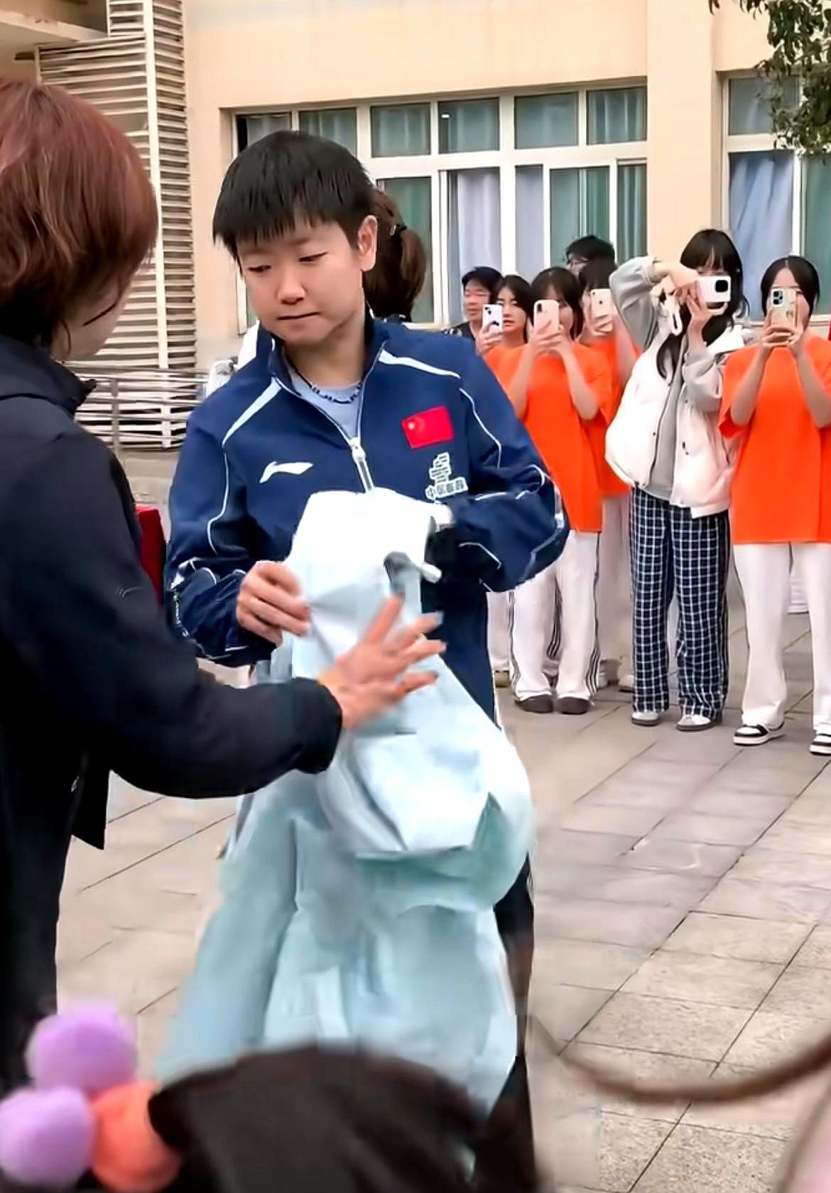 同在20度的重庆，国乒两大主力的温差跨越四季。王楚钦裹着紫色厚羽绒服站上抽签