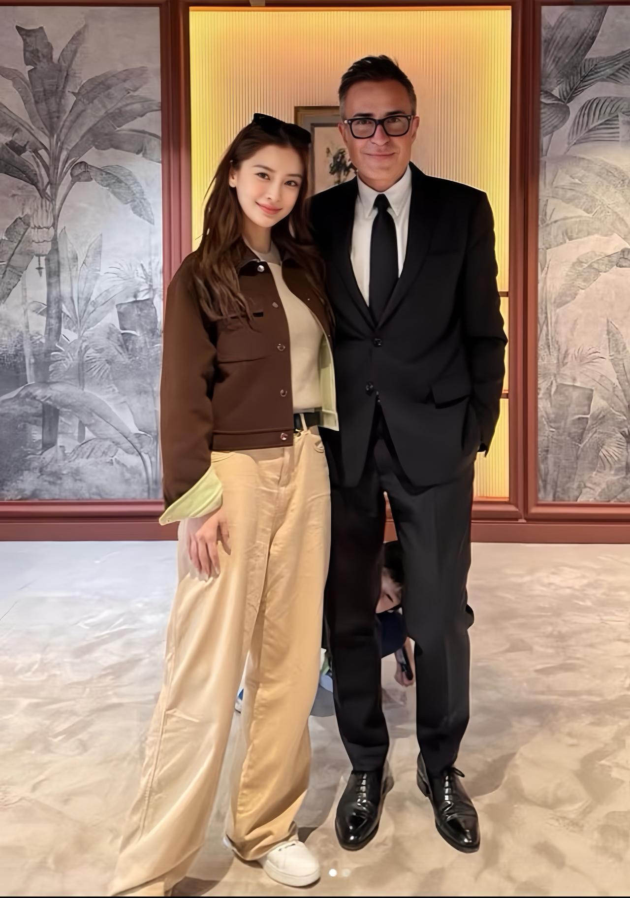 近日，爱马仕总监晒出与杨颖母子俩合照的画面。虽然小海绵只露出半个头，但可以看