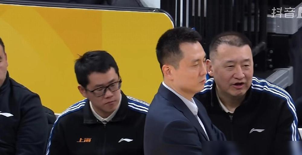 一流的球员，三流的教练。空有豪华的阵容，却难以取得胜利。去年仰仗着洛夫顿的发挥，