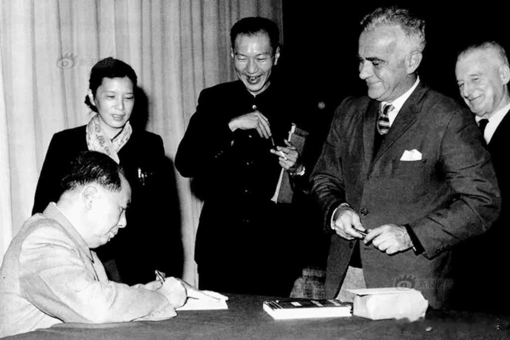 1960年，​毛泽东主席接见美国著名记者斯诺（右二）等外国朋友并签名，外交部新闻