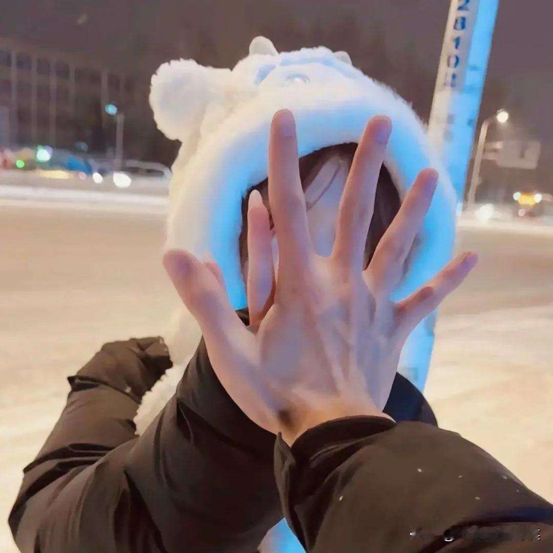 丽江的女孩应该相对比较开放一些。儿子刚上中学那几年，我一直在陌陌上混，玩一个叫