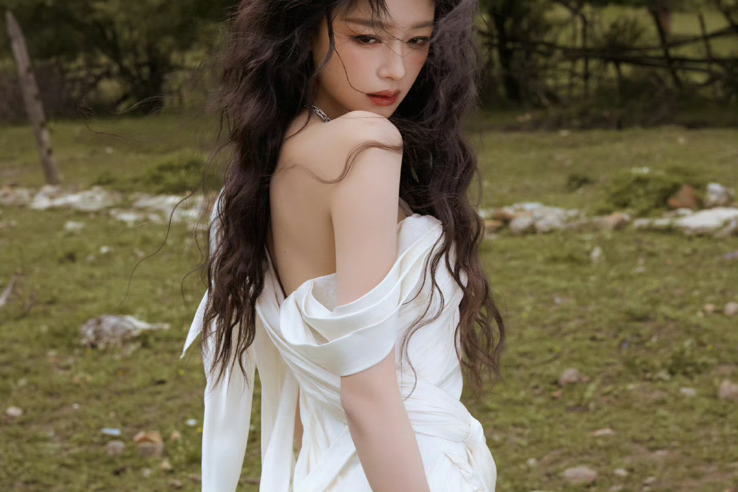 孙怡森野大片VOGUE出发图谁能不爱孙怡这组出发图啊！姐姐白裙配牛仔靴的搭配好有