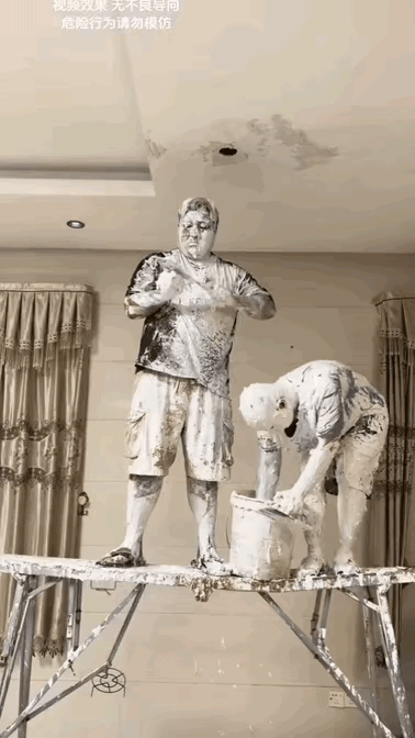 笑不活了，大家看他们俩像不像美以，这俩大哥明明不会抹墙，非要硬上，结果弄了一身白