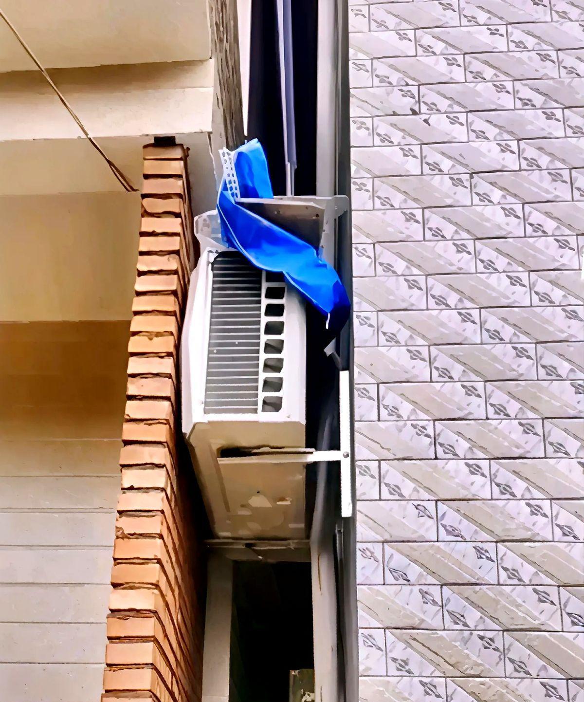 空调外机刚装上不到24小时，整栋楼就飘起了水泥砂浆的味道。三楼住户望着窗外拔地