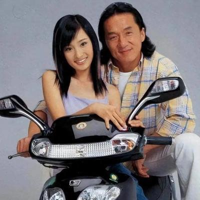 🐒当年，49岁的成龙和17岁的杨幂拍了一个摩托车广告，拍完后，成龙拿到50万，