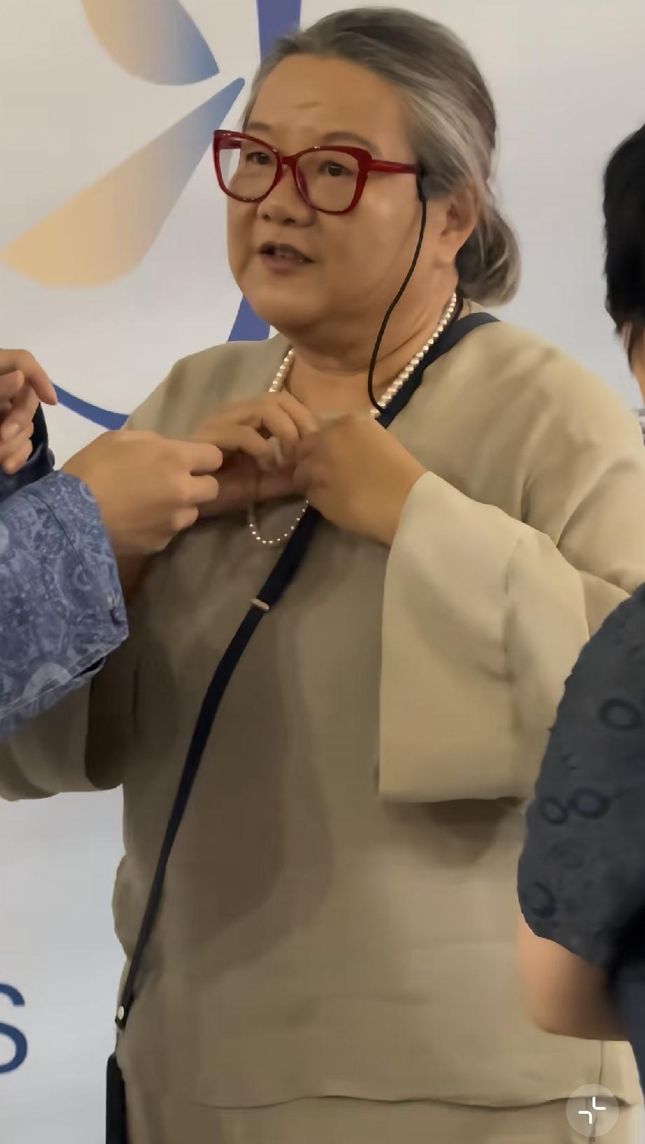 9月7日，洪晃北京看秀，几位帅哥造型师围着她给她做造型，她头发全白，是老奶奶了，