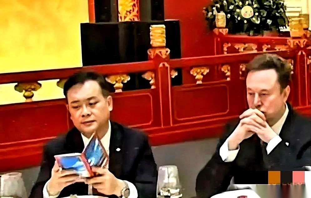 马斯克那场饭局的照片，一出来就炸了。所有人的镜头都对着马斯克，但我敢说，九成的