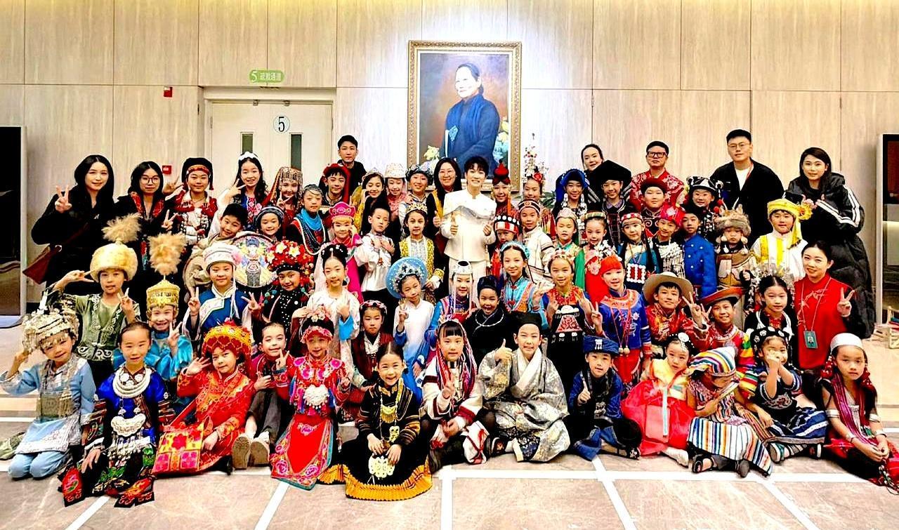 演出落幕、灯光渐暗，所有人都在收拾退场，周深却突然折返后台，这一幕直接让带队老师