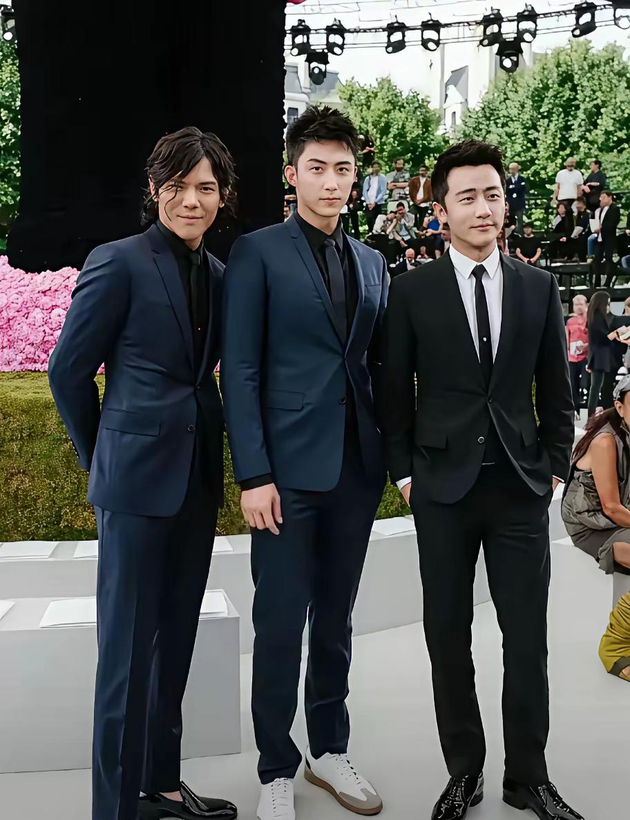 论帅气，还得是黄景瑜啊！身高长相哪都不缺彩。有人说，黄轩不输黄景瑜，黄轩长得是不