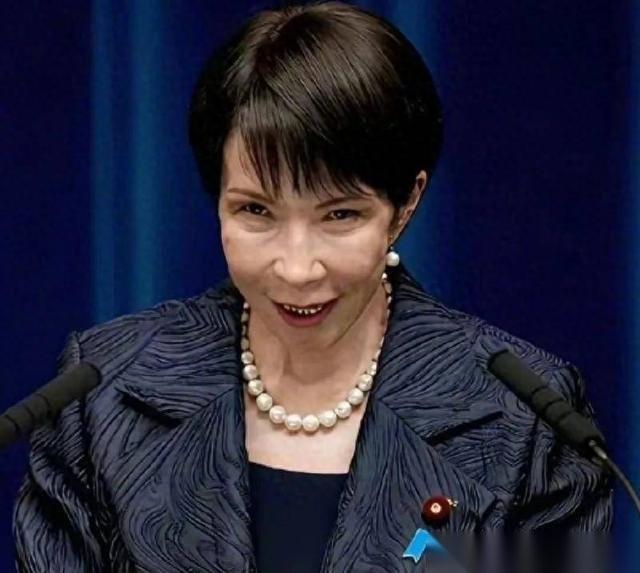 说是感冒连中东大使都没见，一转头，高市早苗却硬撑着飞去美国见特朗普。这波“看人下