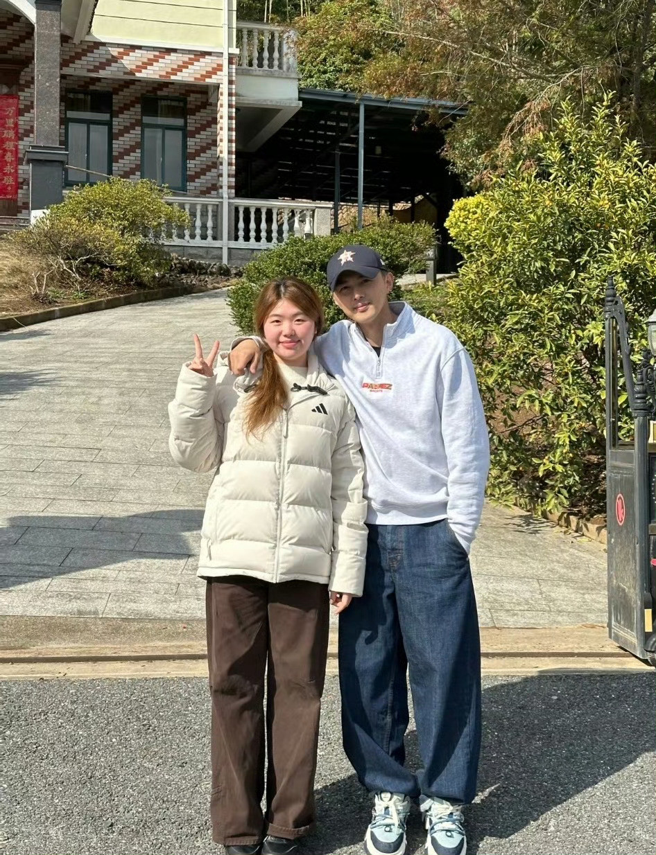 志胜跟大哥十指紧扣果然人和人还是不能比的叶祖新和小侄女：差点以为是官宣志胜和大哥