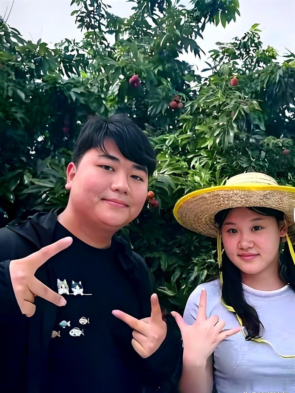 “异父异母的亲兄妹”——当这句话从张家齐嘴里笑着说出来时，屏幕前正甜蜜磕糖的网友