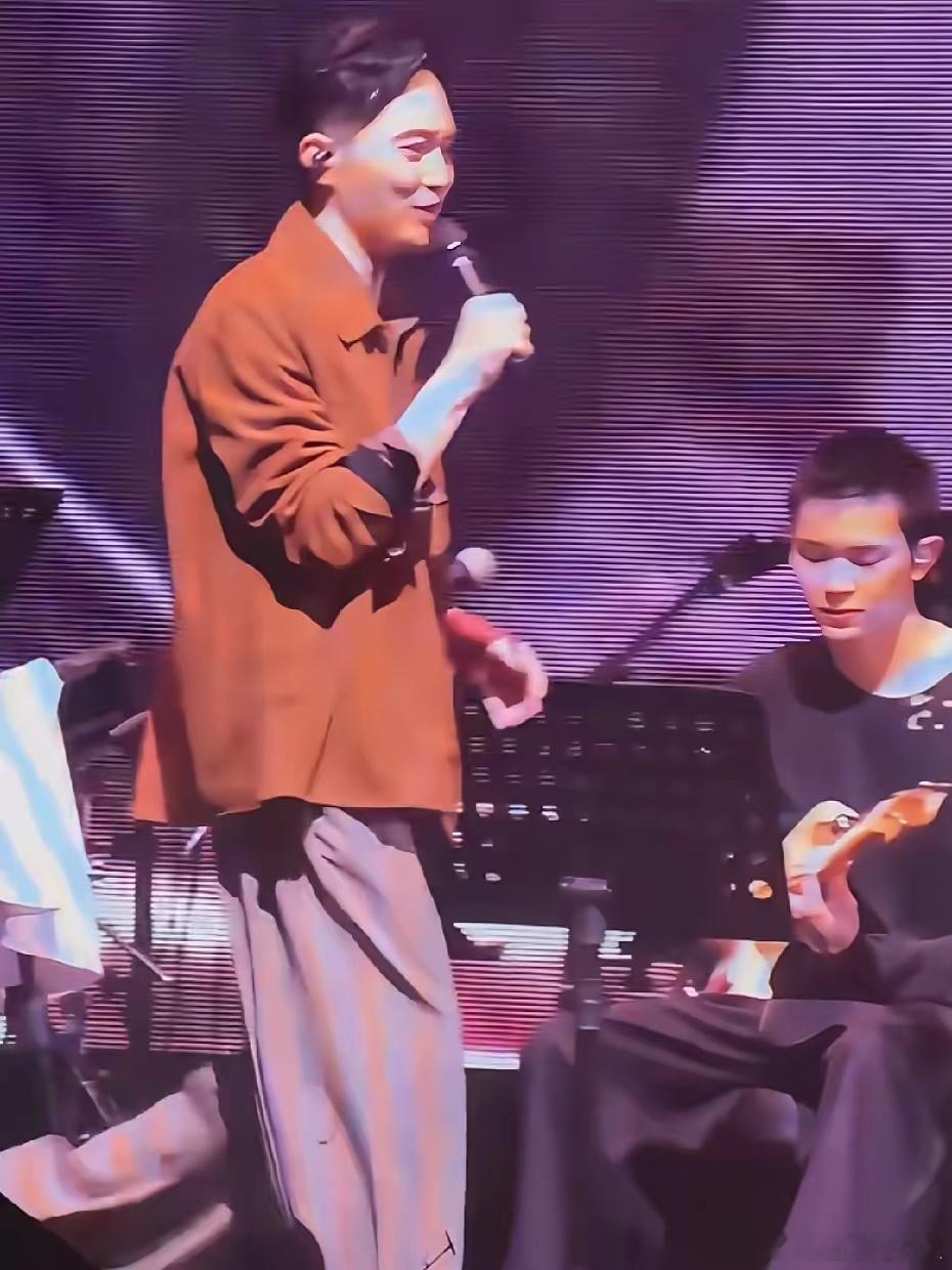 张智霖儿子，在老爸广州演唱会上，担任吉他手！不得不说，他儿子真的很靓仔，继承了他