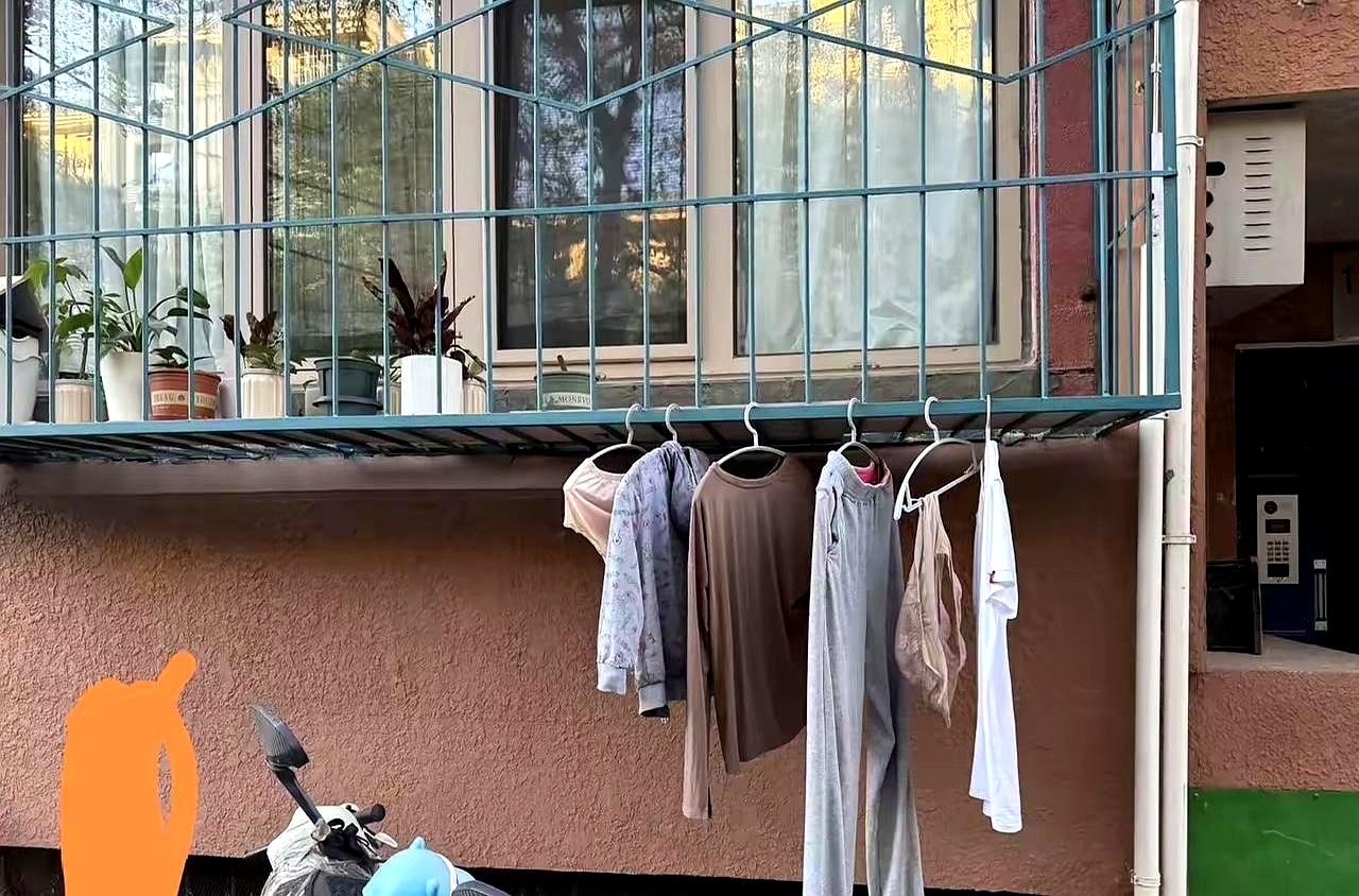 邻居又来我家闹了！我就纳闷了，他们家防盗窗是镶金的还是怎么着？我住一楼晒不到