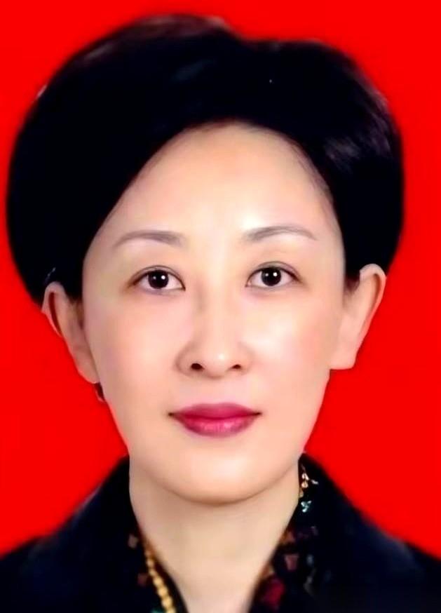 就一声“嘀”。马尼拉机场，一个57岁的女人，风衣墨镜，手里死死攥着去洛杉矶的机