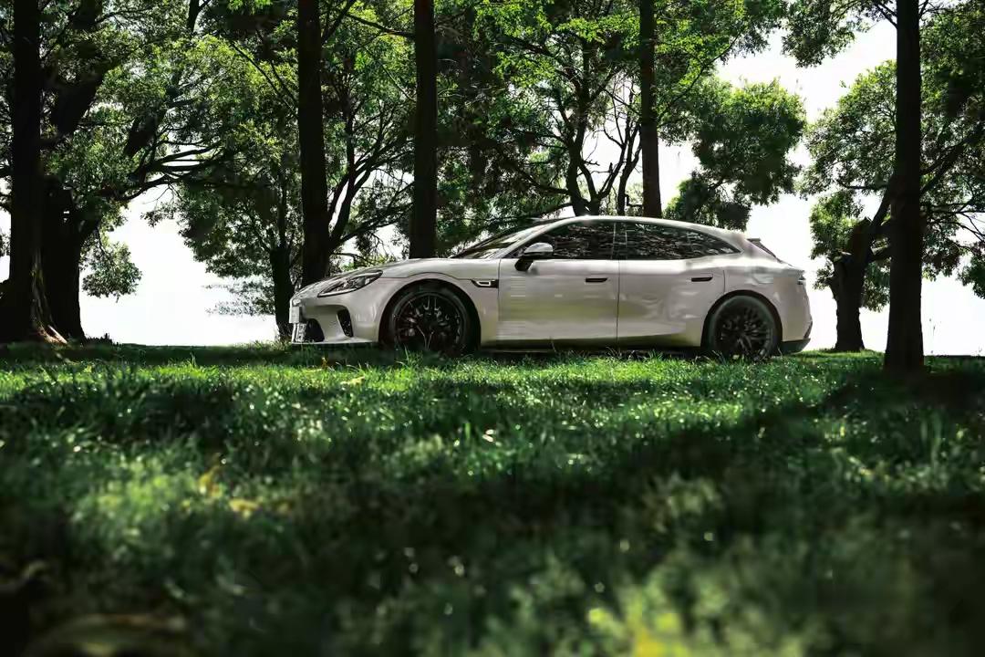 启境GT7不仅在续航、充电和安全方面表现卓越，其外观设计也别具一格。流畅的车身线