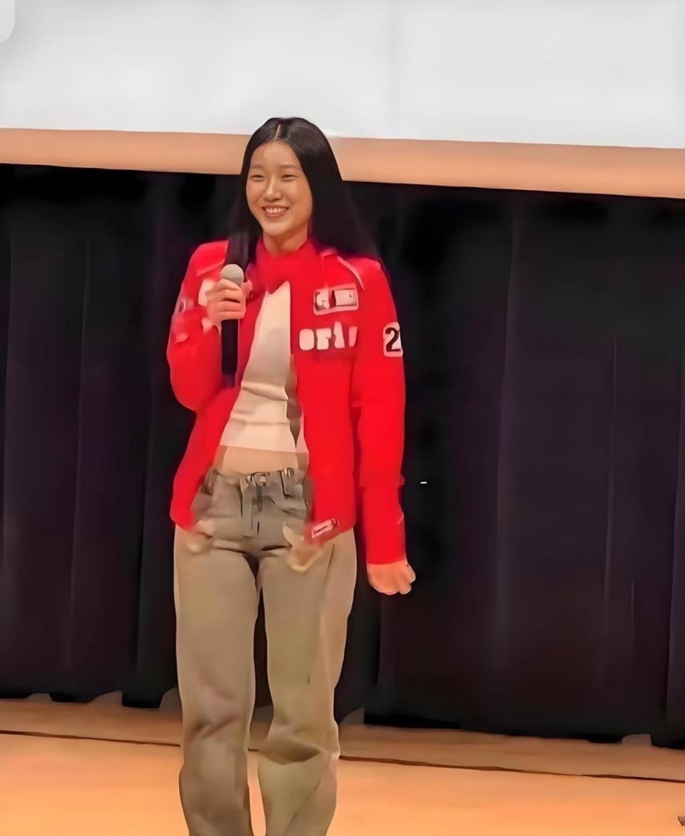 陈﻿﻿奕迅的﻿女儿正式出道了，长得跟刘亦菲有几分像。