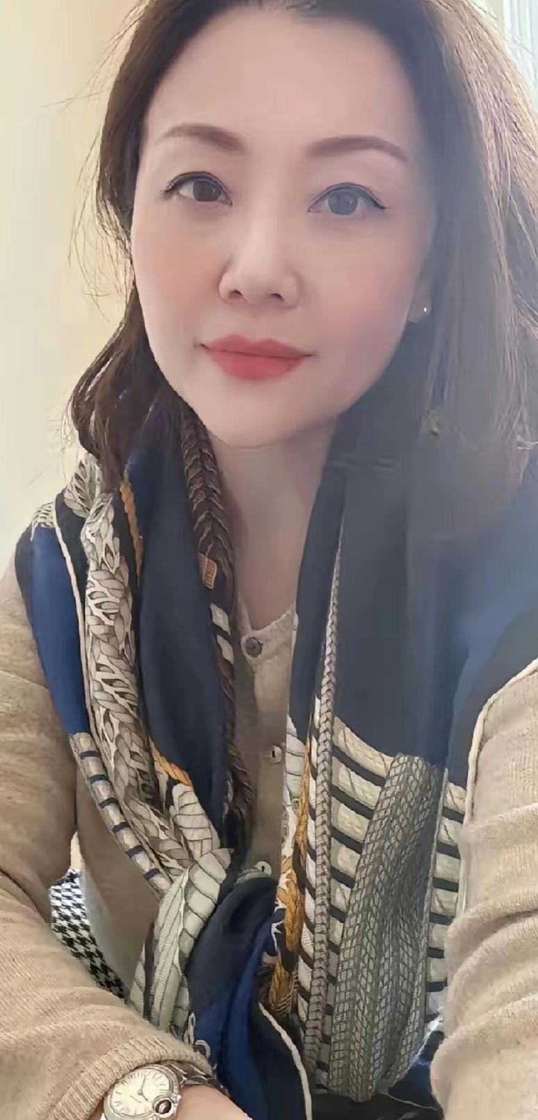 人真的要信命。我的小学闺蜜，都没上初中就辍学了，后来嫁了一个老公，就一起去南方