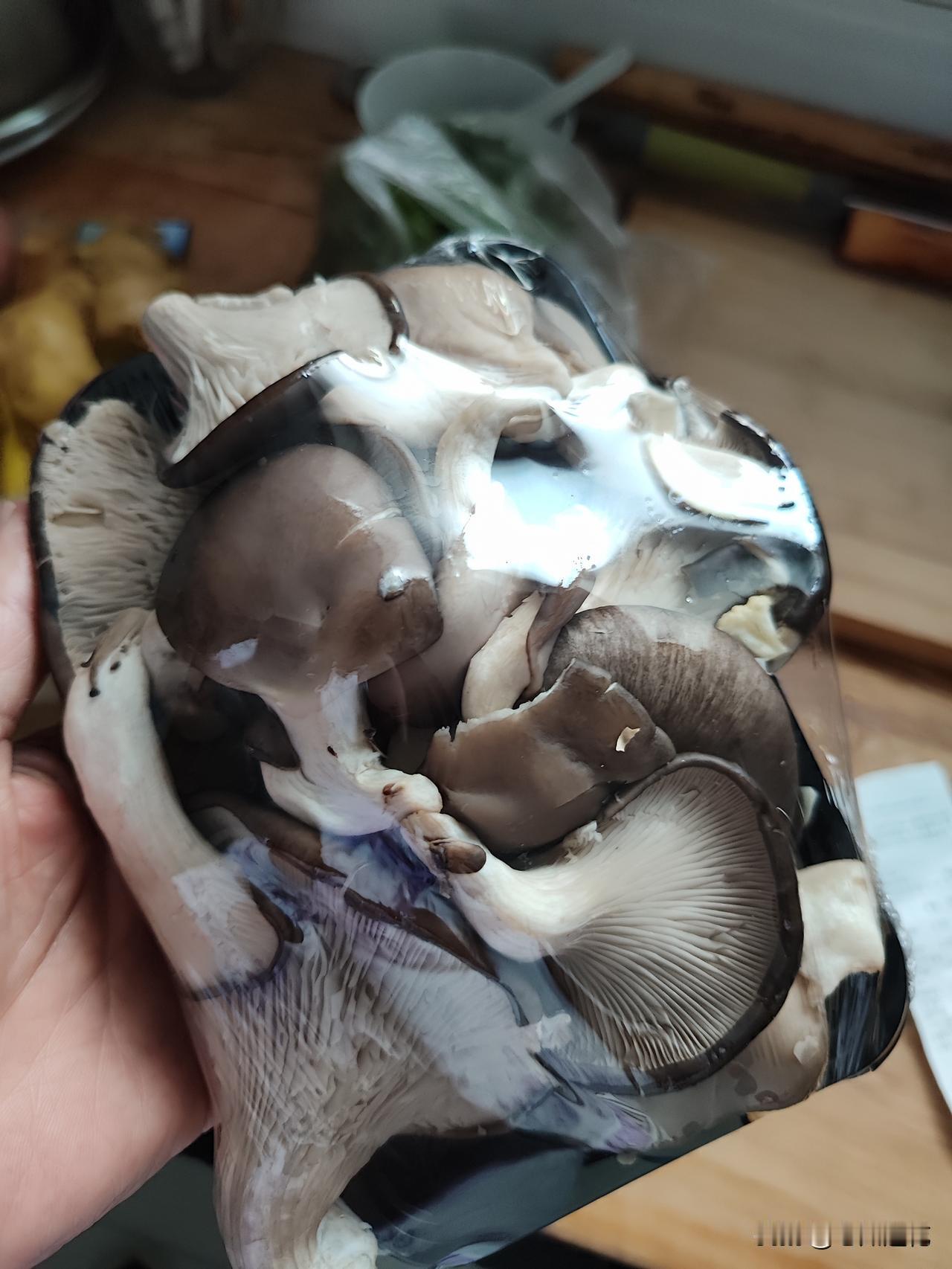 卖菜的不认识菜和水果，是不是奇葩？下午去超市买菜，一个收银员，一边跟她同事聊