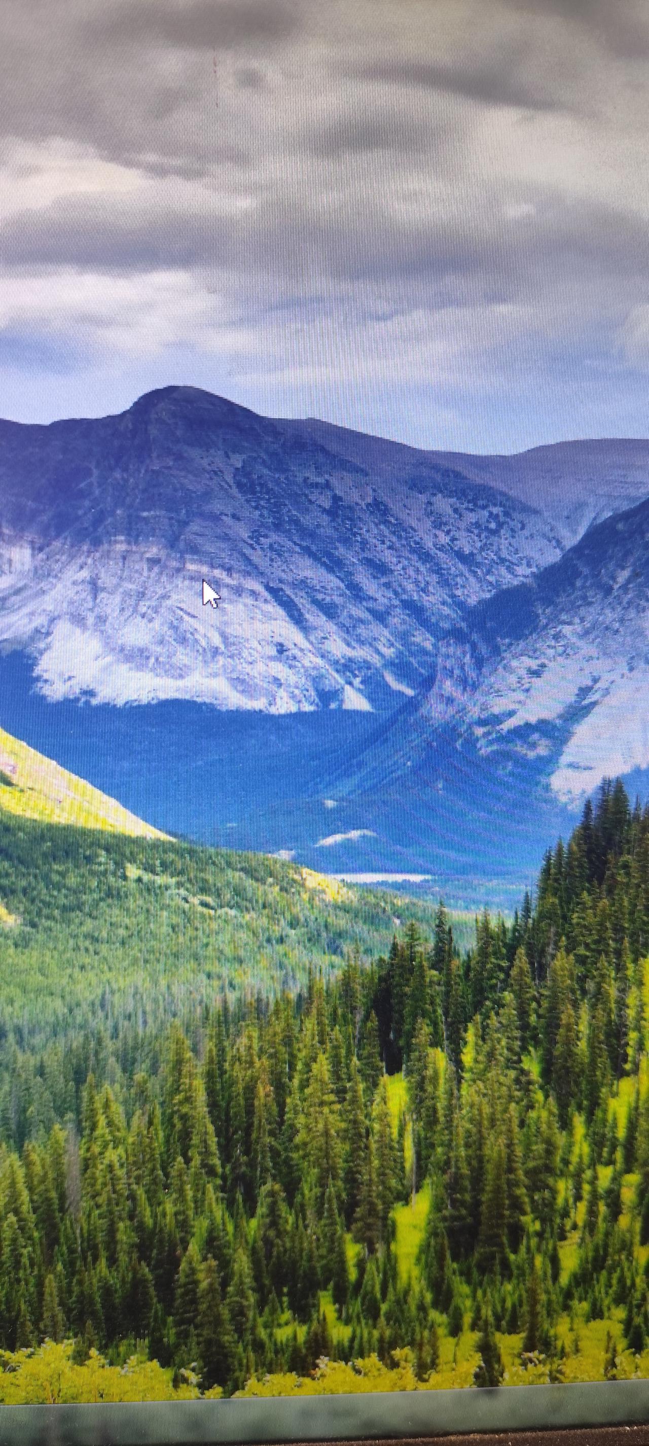 这张照片是我游玩时随手拍的，没想到竟这么美。远处群山连绵，云雾缠绕在山腰，像