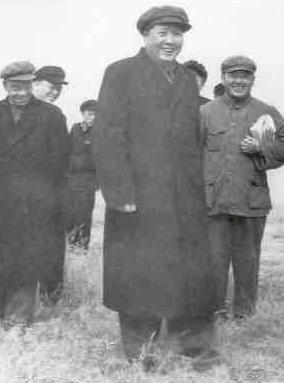 1952年，毛主席亲临黄河视察，无意间看到一群国民党起义军官，正在黄河岸边搬石头