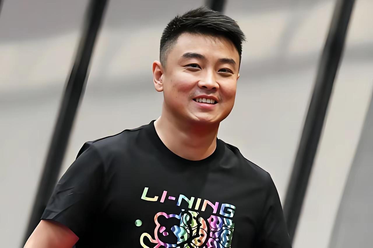 王皓笑了，男团抽到上上签。且慢！法国三小将个个都是硬茬子！大小勒布伦双打