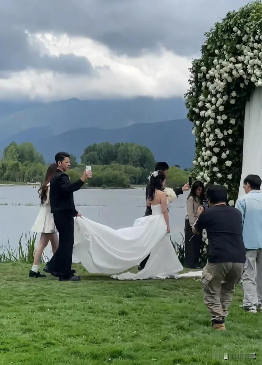 郭涛一家子在云南大理拍婚纱照，儿子女儿当花童，画面好温馨。不得不夸一句，有些星