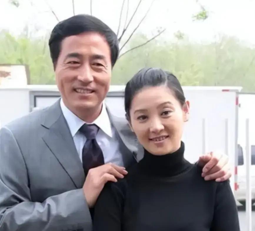 1987年，他把一个女学生接回家，一养就是3年。这个女学生，就是后来的徐帆。