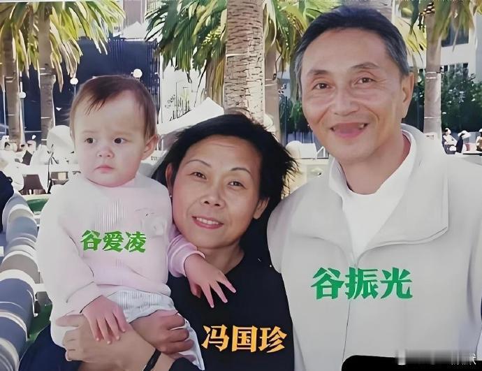 小时候的谷爱凌，清秀乖巧不像混血儿。和马斯克合照的她，比马斯克还欧化。