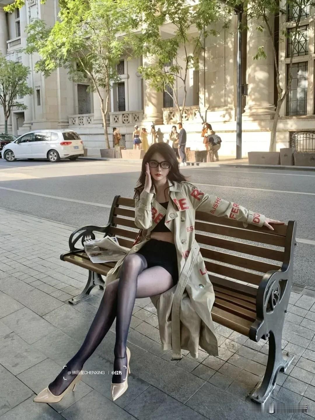 都市雅痞风，黑丝高跟鞋，街头阅读时光！