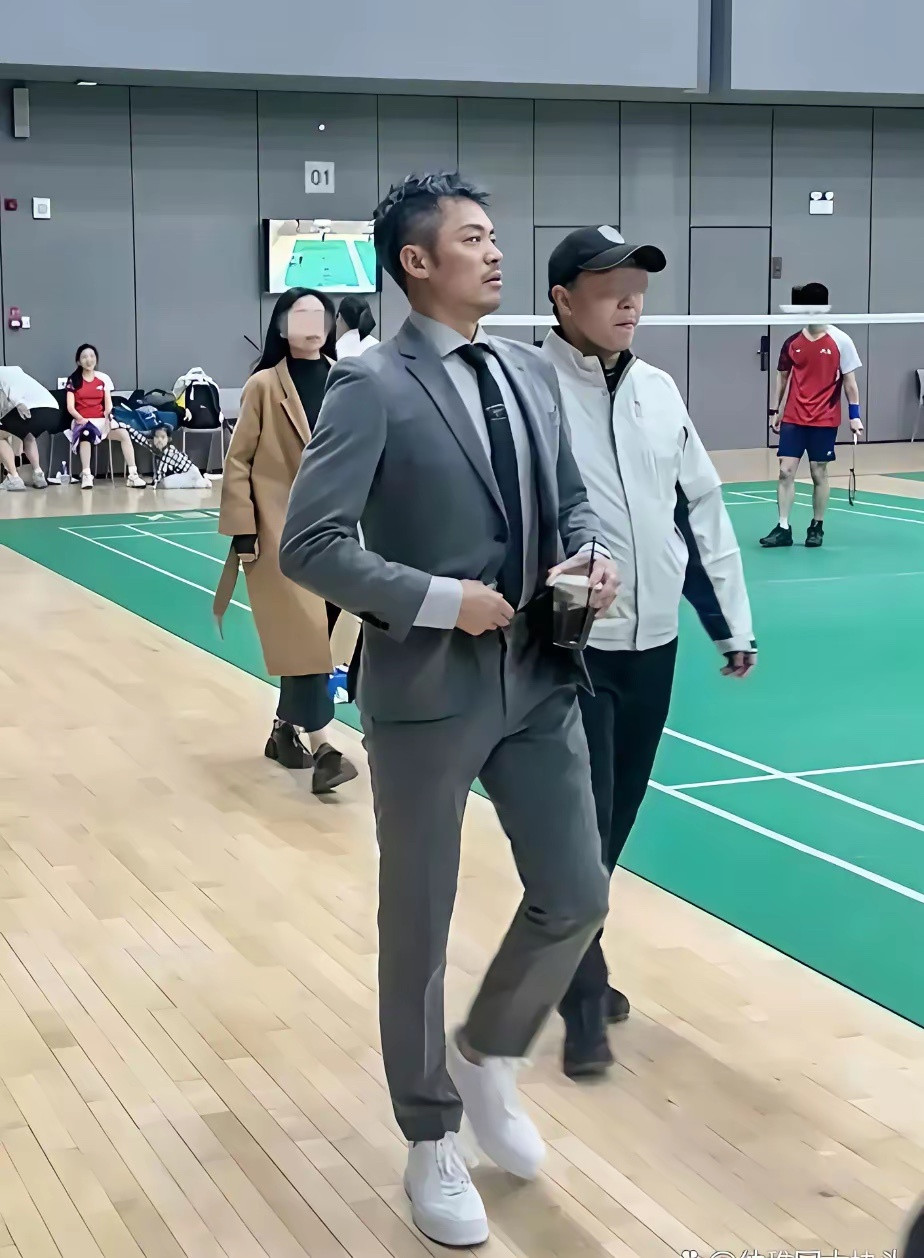 林丹，现在成了潮男，看着好帅啊！说真的他一个人的时候状态明显好过跟着他老婆一起的