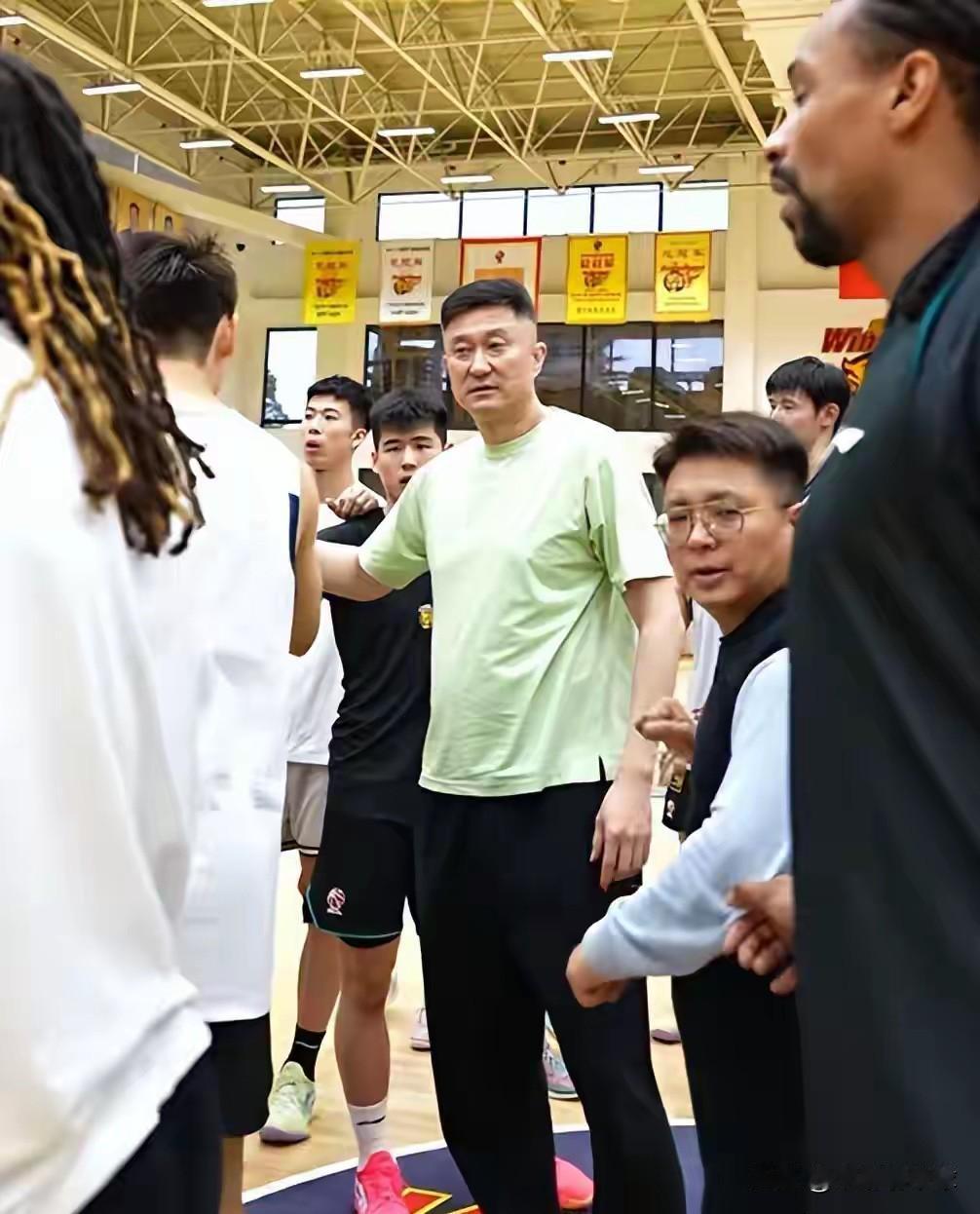 在CBA俱乐部杯赛中止步八强后，广东男篮已于昨日由杜锋指导带队返回东莞。接下来一