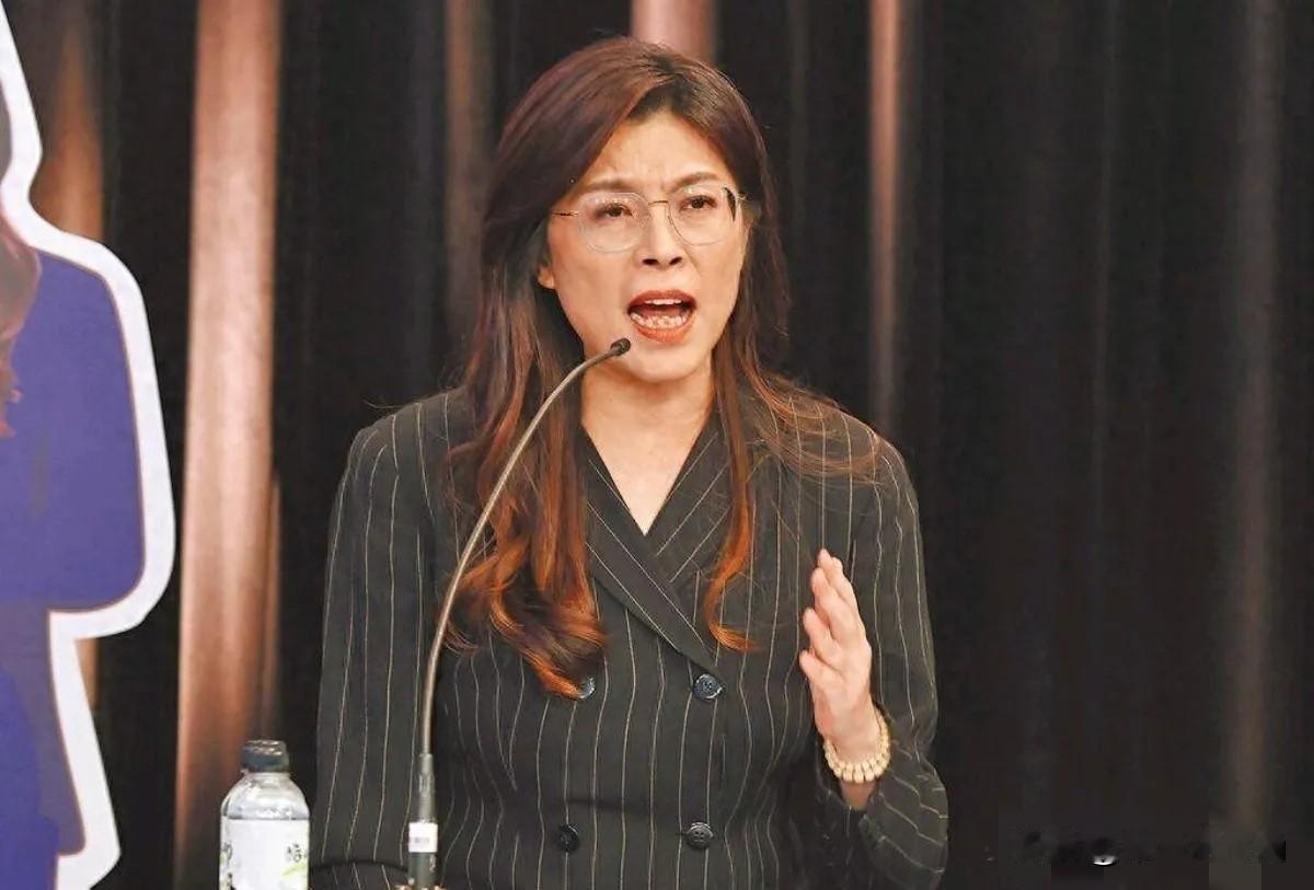 郑丽文表态，现阶段不接受统一！2月3日，郑丽文在接受采访被问及和平统一问题时，郑