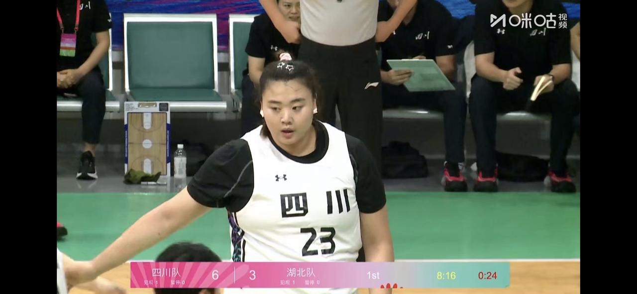四川女篮战湖北女篮真是一场不错的比赛！湖北女篮打出了一支青年队伍的气势，面对