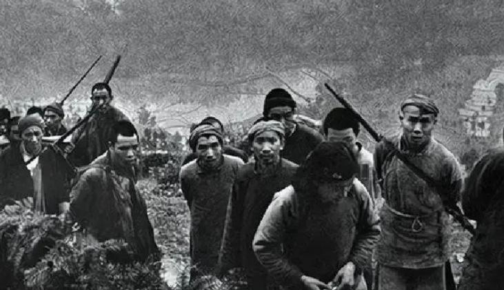 1950年，16军军长尹先炳，带着75辆满载棉衣、粮食的卡车，遭一千多名土匪攻击
