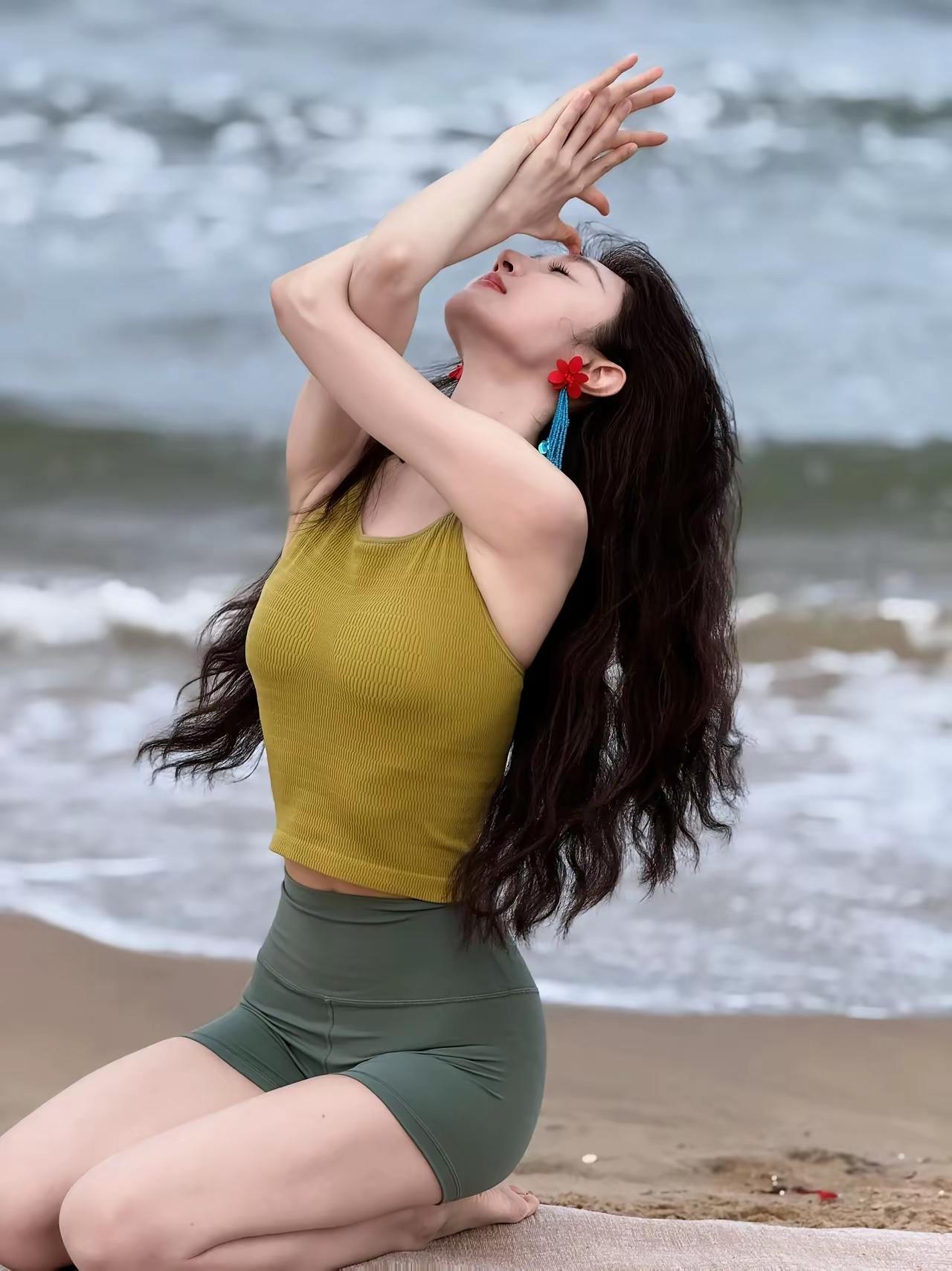 海边小妹享受阳光，放松心情。练习瑜伽的女生为什么都很善良?瑜伽只是一种运动方式