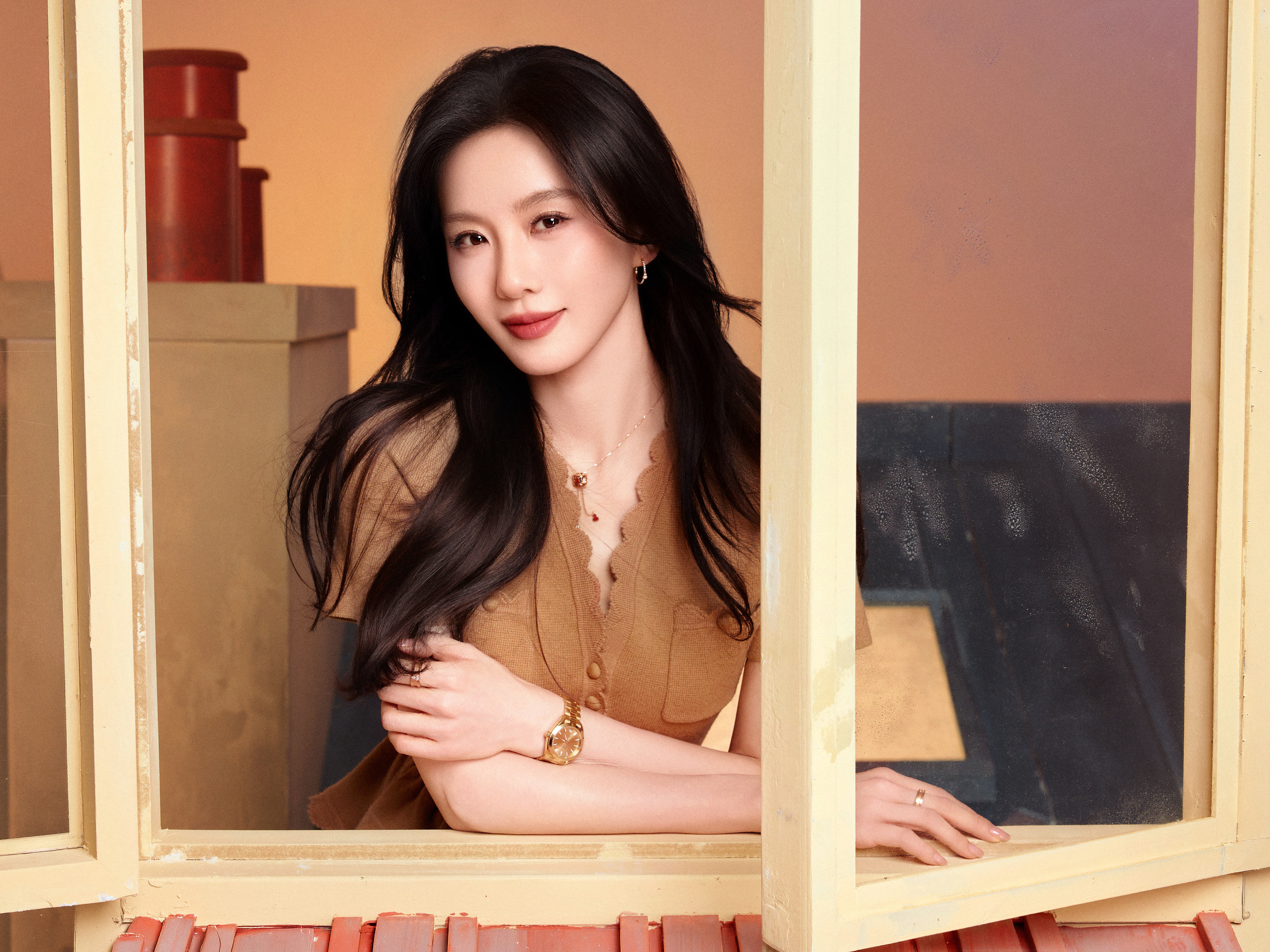 刘诗诗撷一抹柔风，捧锦鲤纳福，祝大家除夕安康，岁岁常欢愉，马年万事胜意～🧧