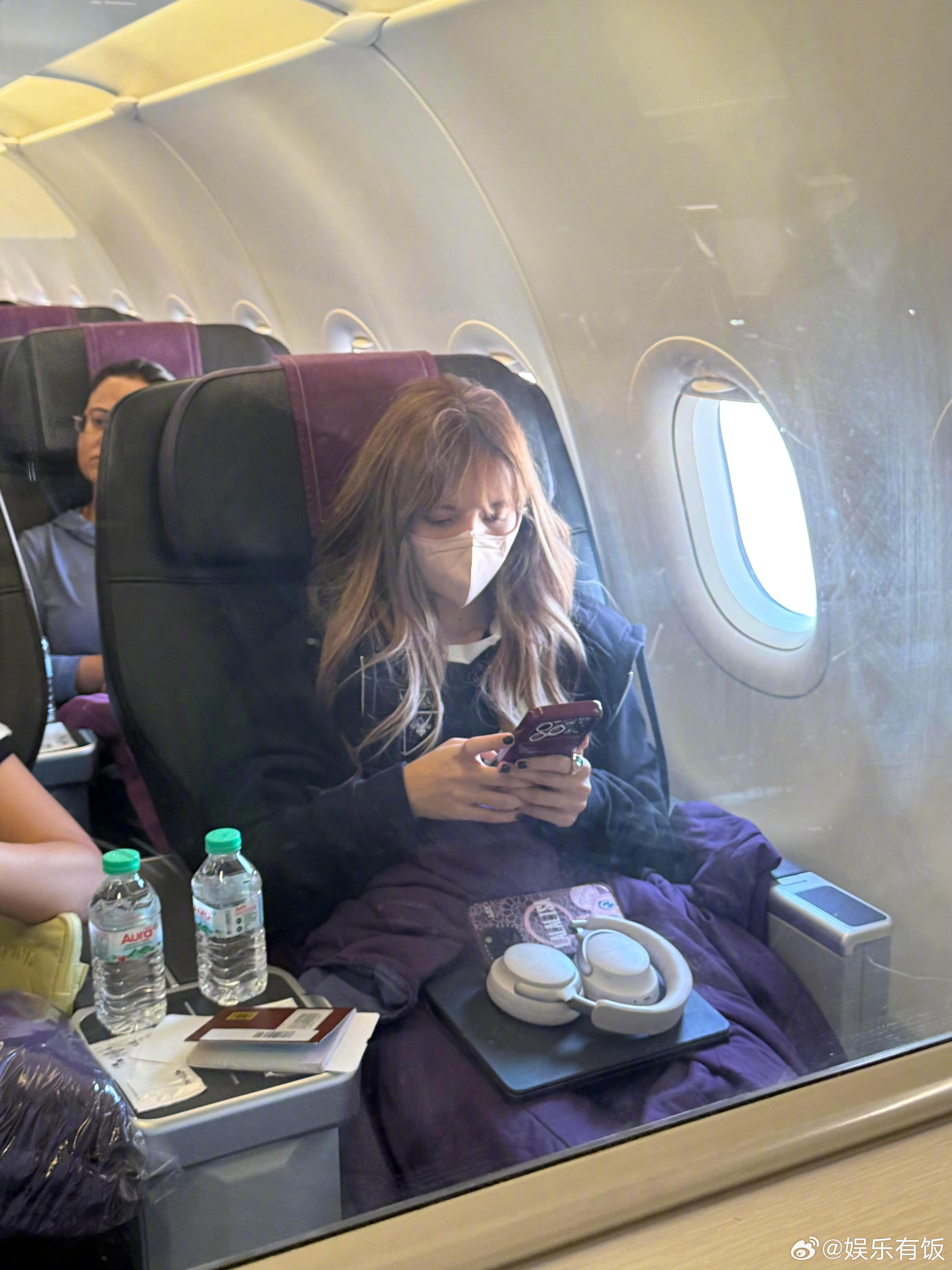 和Lisa一起出发一起落地偶遇Lisa检查牙齿近日，多位网友在社交平台分享偶遇