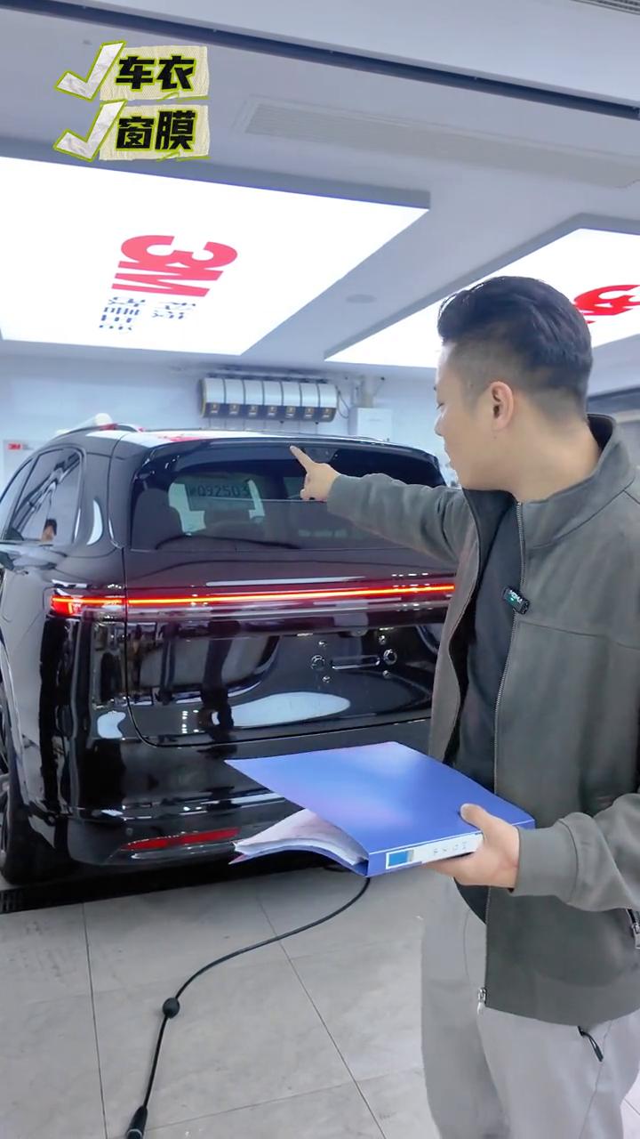 问界全系改装排期已满。今天给大家去看一看我们店里面有几台车同时在施工。·我们